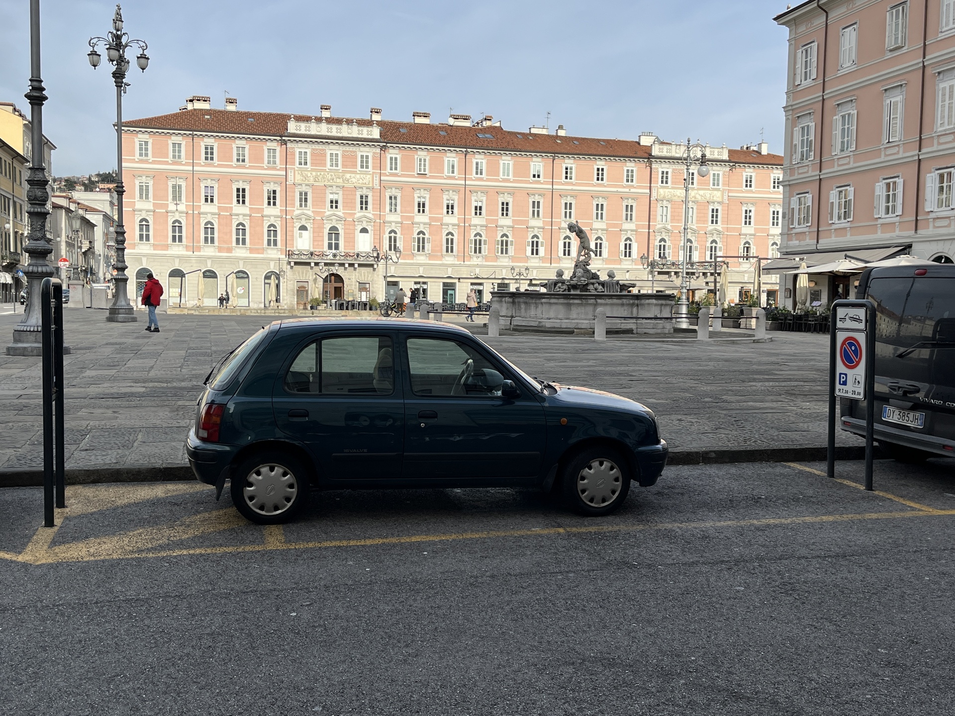 Parcheggio carico/scarico in via Genova