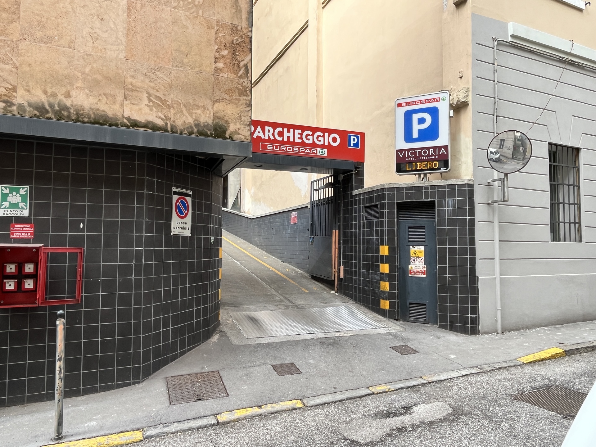 Parcheggio coperto sopraelevato Victoria in via Caccia