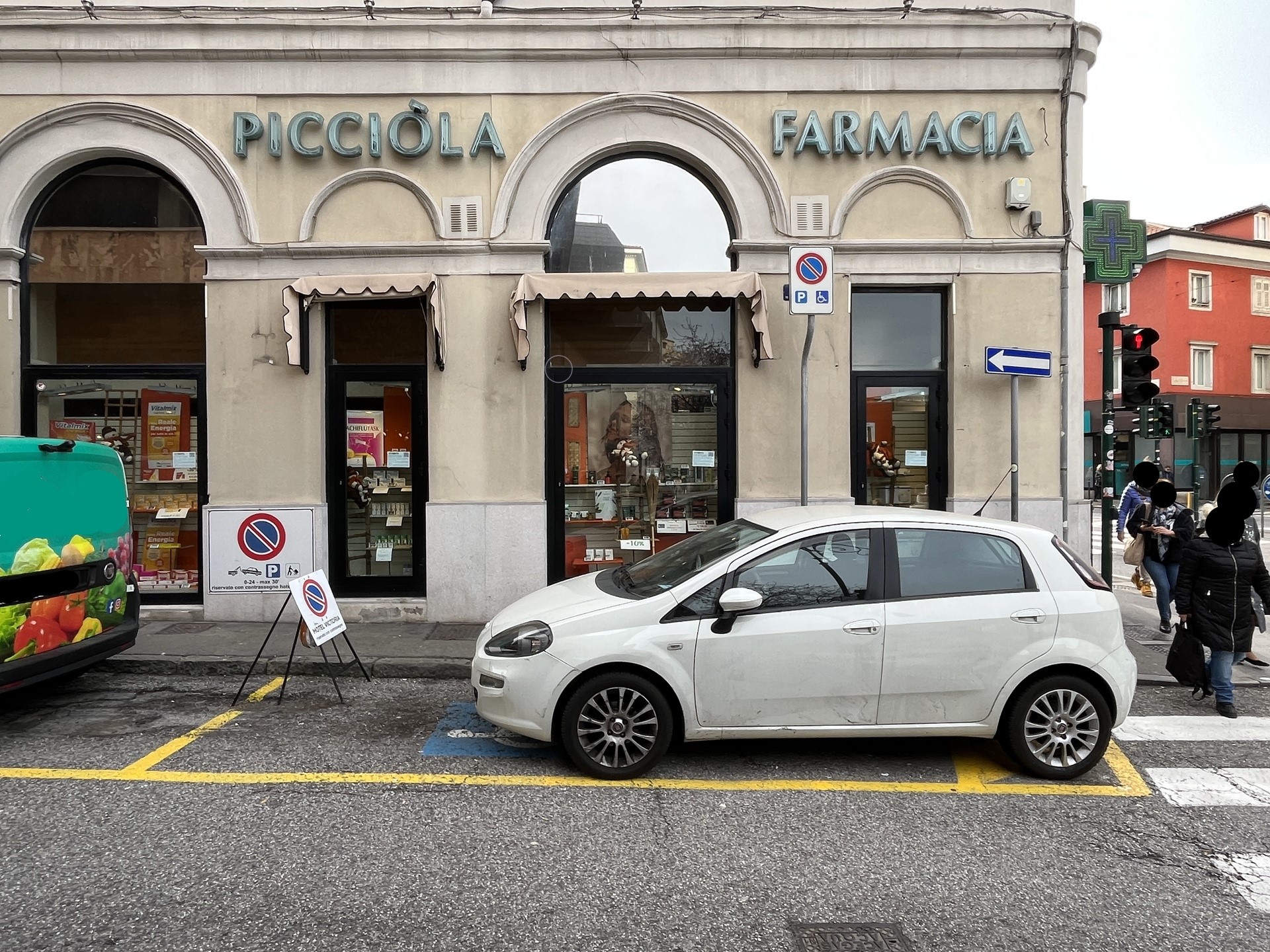 Parcheggio in via Caccia angolo via Oriani