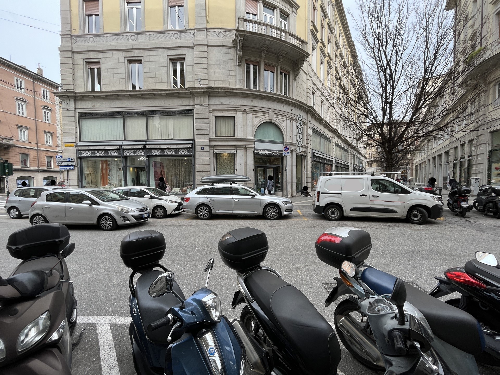 Parcheggio in via Crispi n. 2